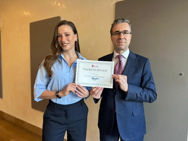 Serenay Sarıkaya, İstanbul Defterdarlığı'ndan Ödül Aldı