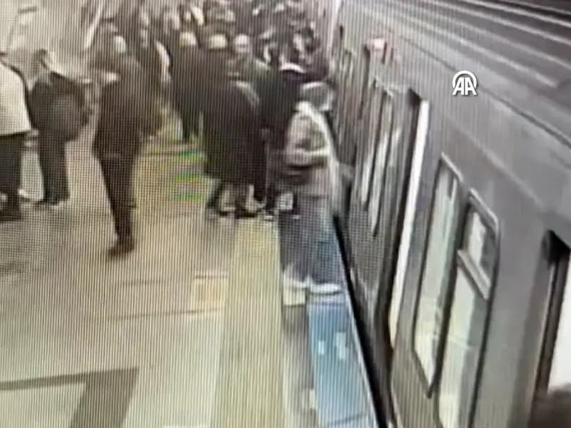 Taksim Metro'da Yankesicilik Olayı: Kadın Hızla Kurtuldu