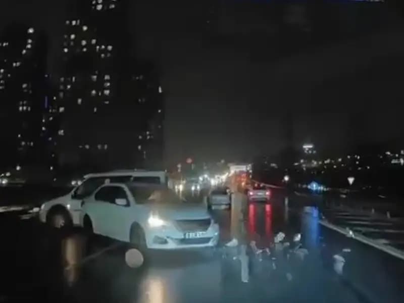 Esenyurt'ta TEM Otoyolu'nda Şerit Değiştirme Kazası