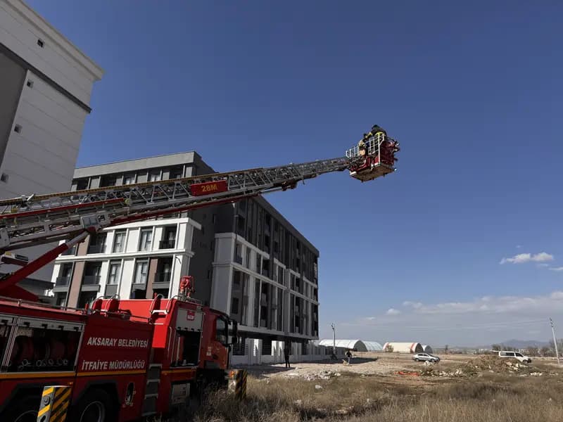 Aksaray'da Şarj Aleti Patladı, 10 Kişi Mahsur Kaldı
