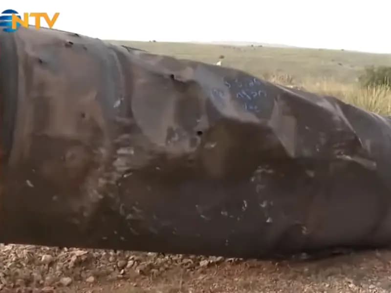 Tel Aviv'de Düşen İran Füzesinin Enkazı Görüntülendi