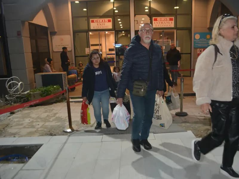 Türk Tatilcilerin Midilli Adası'ndaki Mahsur Kalma Sorunu Çözüldü