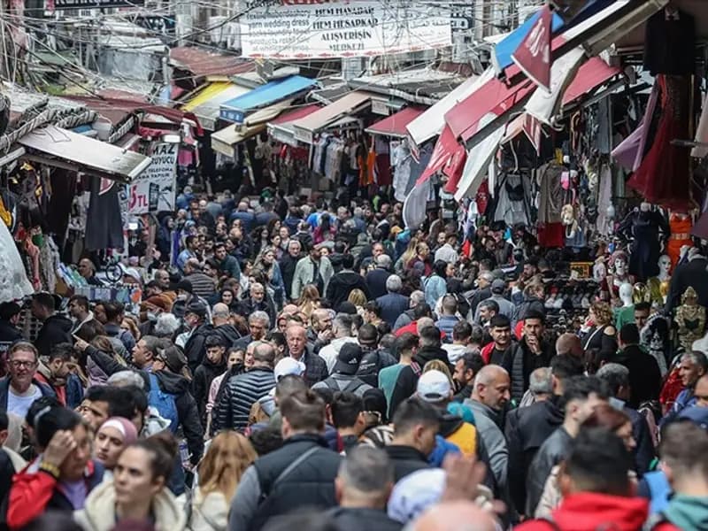 Eminönü'nde Bayram Alışverişi: Yoğunluk Gözlemleniyor