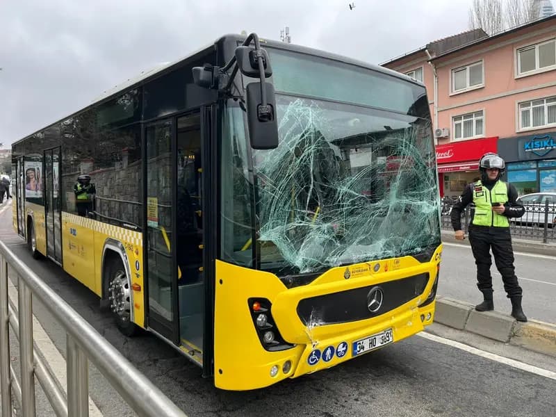Üsküdar'da İETT Otobüsleri Çarpıştı, Yaralı Yok