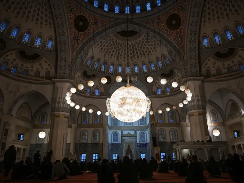 Türkiye'de Ramazan Bayramı Heyecanı: Camiler Dolu Taşan Kalabalık