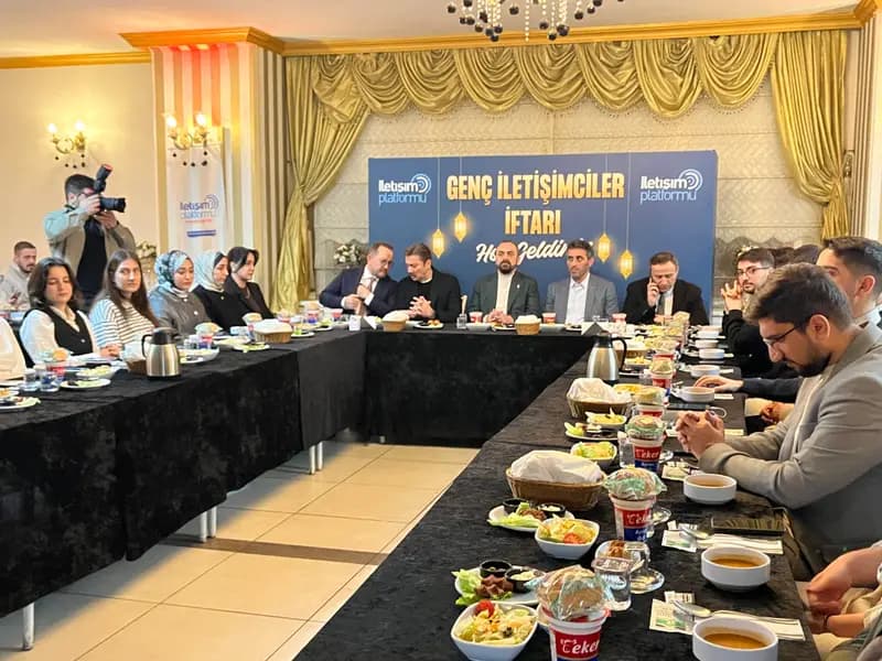 İletişim Fakültesi Öğrencileri, AK Parti İftarı'nda Bir Araya Geldi