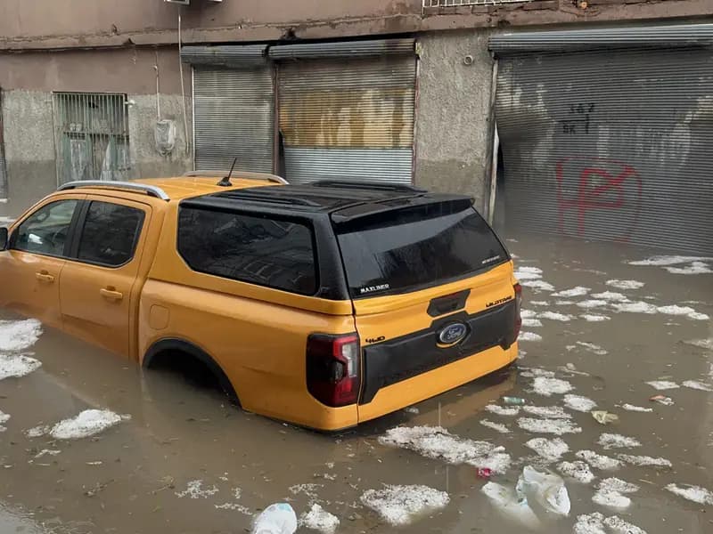 Adana'da Sağanak Yağış: Mahsur Kalanlar Botla Kurtarıldı