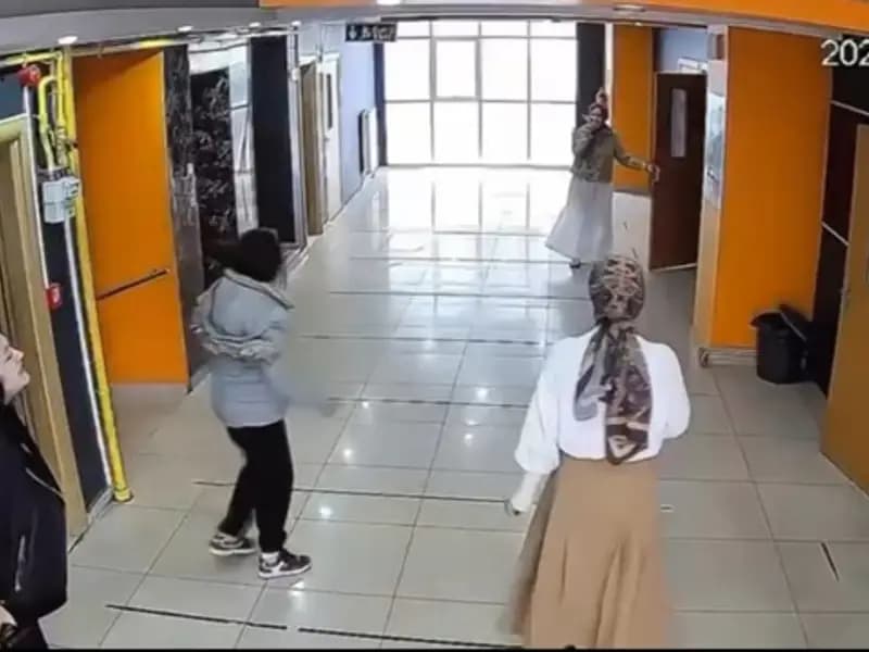 Van'daki 5.2 Büyüklüğündeki Depremde Dershanede Panik Anları