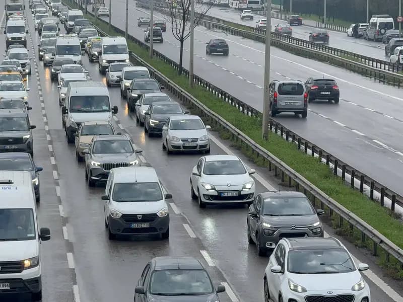 İstanbul'da Sabah Yağmuru Trafikte Felç Etkisi Yarattı