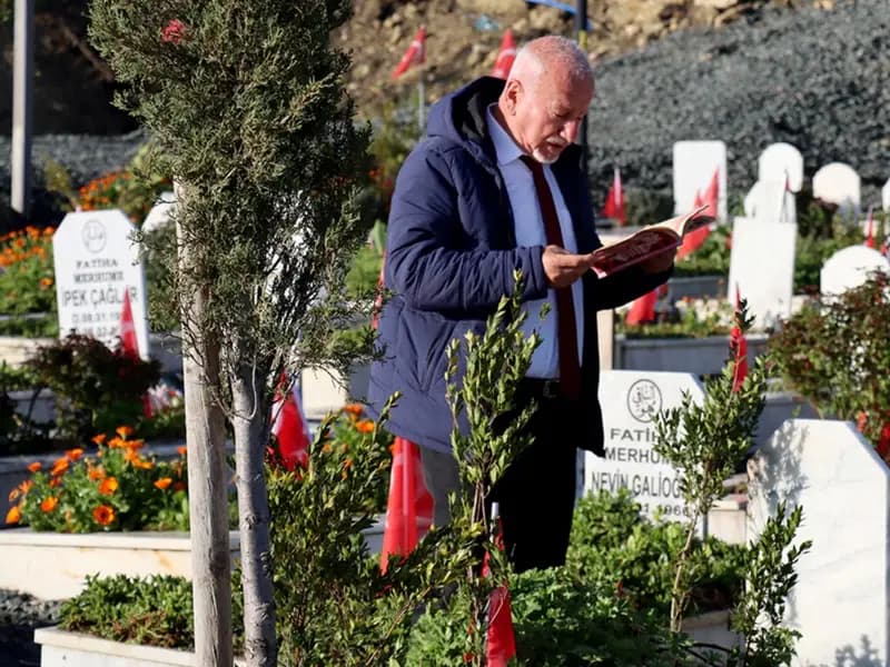 Depremzedeler Bayramda Mezarlıklara Akın Etti