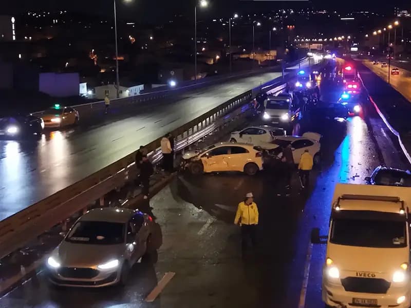Ataşehir'de Sabah Saatlerinde Zincirleme Kaza: 8 Araç Çarpıştı
