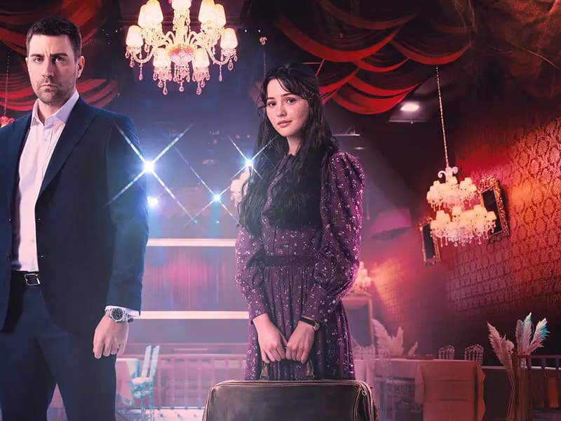 Yeni Türk Draması "Çirkin" Afişiyle Göz Kamaştırıyor