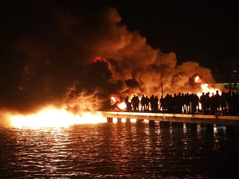 Bodrum'da Marina Yangını: Değerli Motoryatlar Riskte