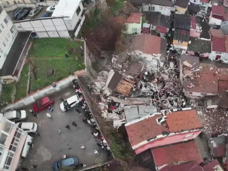 Fatih'te Patlama Gerçeği: İki Bina Çöktü, Yaralılar Var