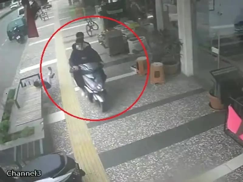 Manavgat'ta Sürücü Çocukla Kaza Yaptı, Hastaneye Kaldırıldı