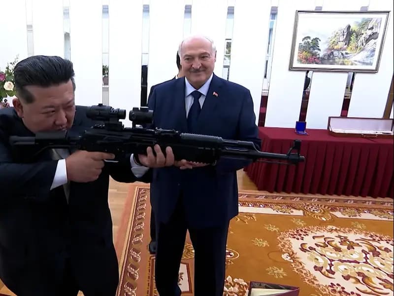 Lukaşenko ve Kim Jong Un Arasında Sıradışı Hediye Töreni