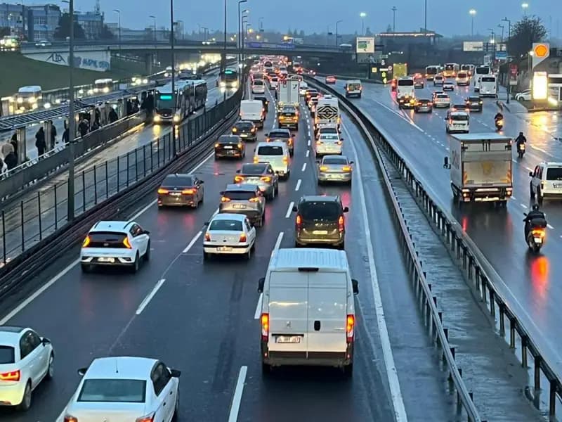 İstanbul'da Bayram Sonrası İlk İş Gününde Trafik Çilesi
