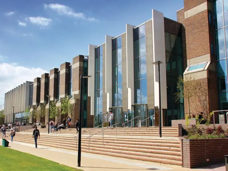 Kent Üniversitesi'nde Menenjit Tehlikesi: İki Genç Hayatını Kaybetti