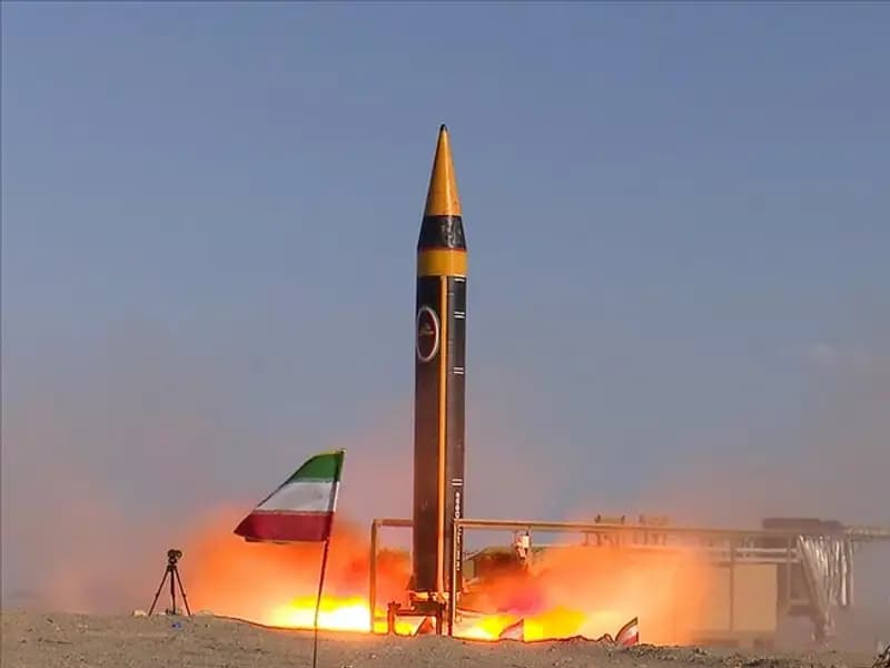 İran, Hint Okyanusu'ndaki Üsse Füzelerle Saldırdı