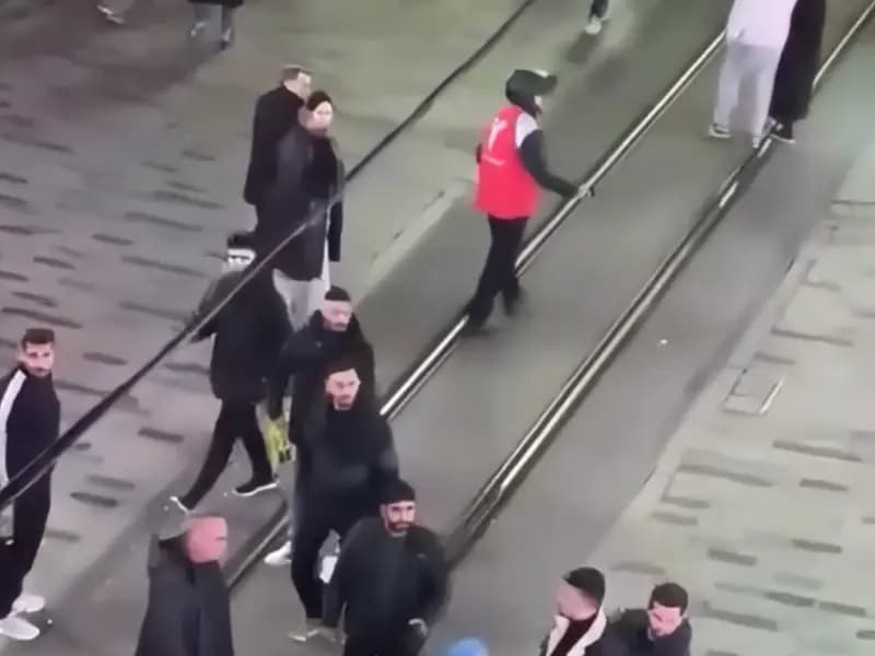İstiklal Caddesi'nde Güvenlik Görevlisi ile Vatandaş Kavga Etti