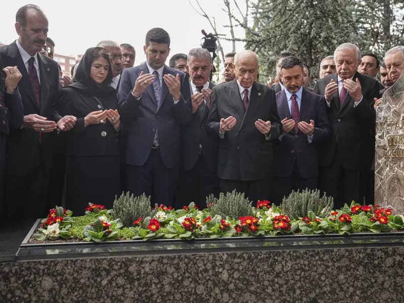 Devlet Bahçeli, Türkeş'in Kabrini Anma Töreninde Ziyaret Etti